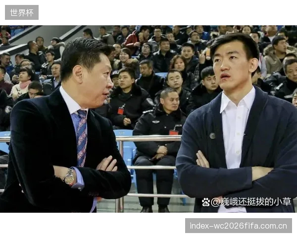 冠军教头对决上演战术博弈，李春江与王博的临场调整能力至关重要。